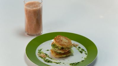 драники с соусом из петрушки и томатный напиток