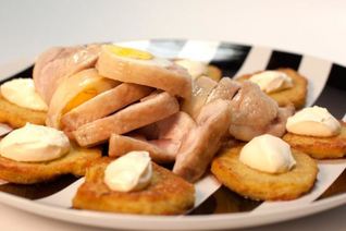 Фаршированный окорок и драники