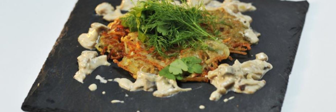 Картофельно-морковные драники с грибным соусом