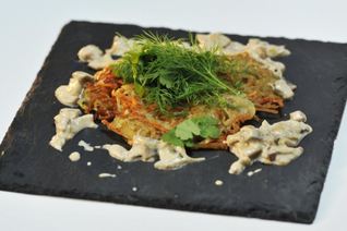 Картофельно-морковные драники с грибным соусом