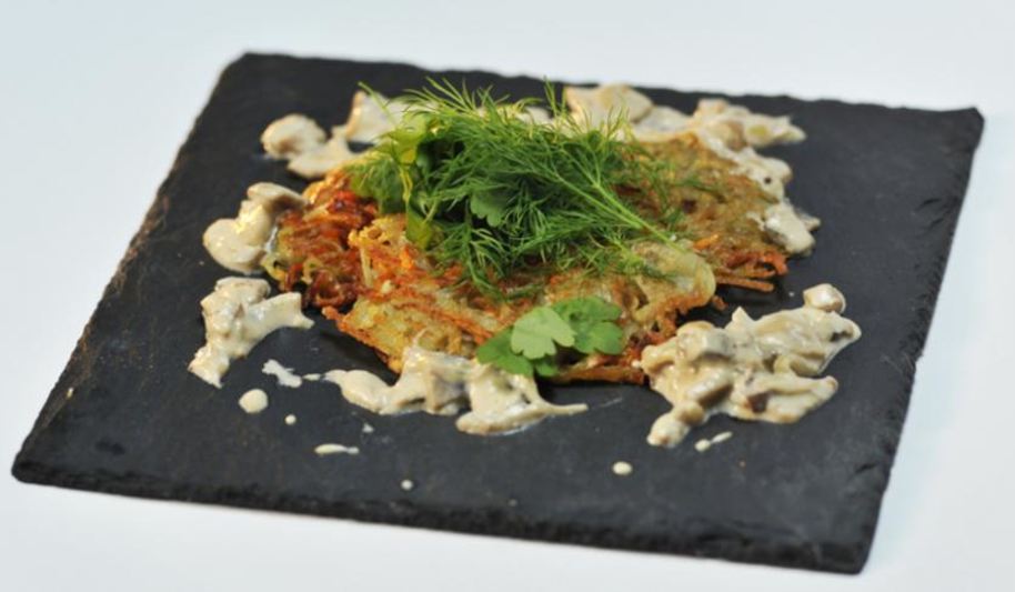 Рецепт картофельно-морковных драники с грибным соусом