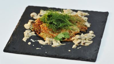 картофельно-морковные драники с грибным соусом