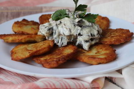 Картофельные драники с грибным соусом