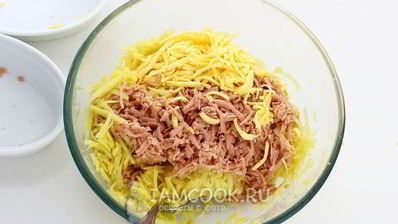картофельные драники с колбасой и сыром