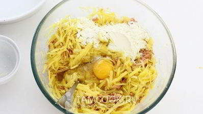 картофельные драники с колбасой и сыром