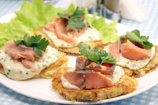 Картофельные драники с лососем