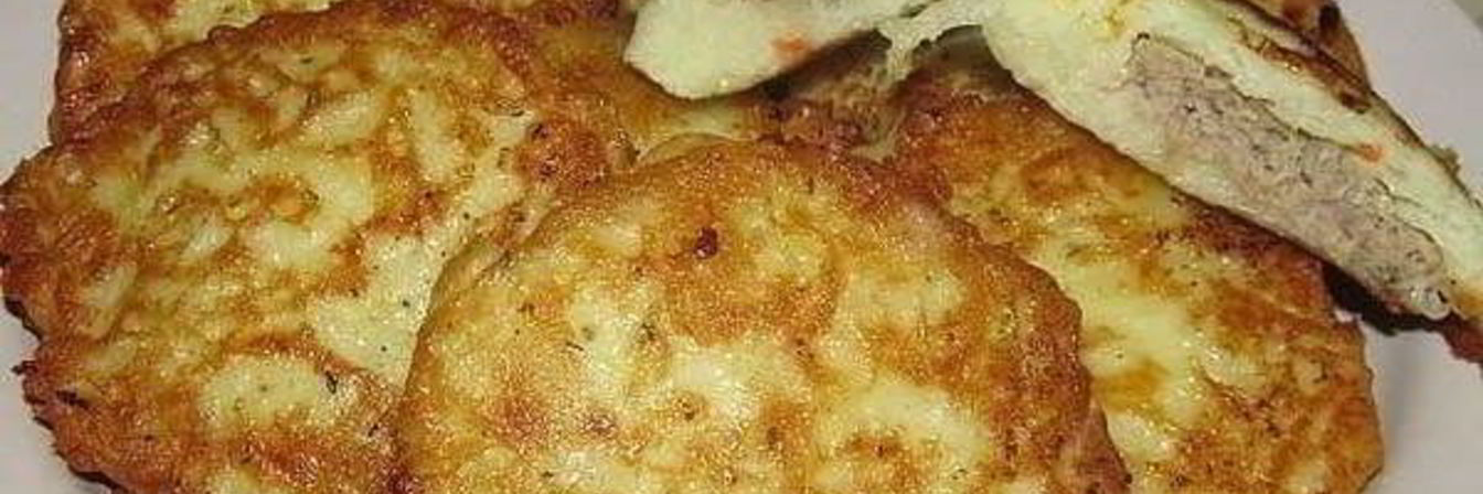 Картофельные драники с мясным фаршем на сковороде