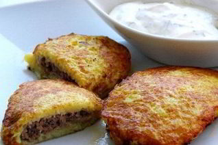 Колдуны с мясной начинкой в грибном соусе