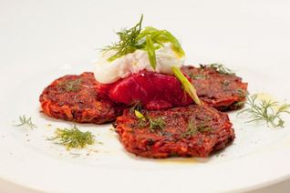 Свекольно-картофельные драники с розовои трескои и яйцом пашот