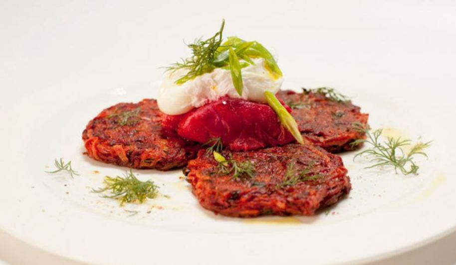 Рецепт свекольно-картофельных драники с розовои трескои и яйцом пашот