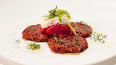 свекольно-картофельные драники с розовои трескои и яйцом пашот