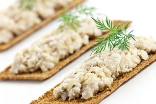 Рыбный форшмак на сухарных пластинках