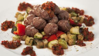 домашние фрикадельки с пряным рататуем