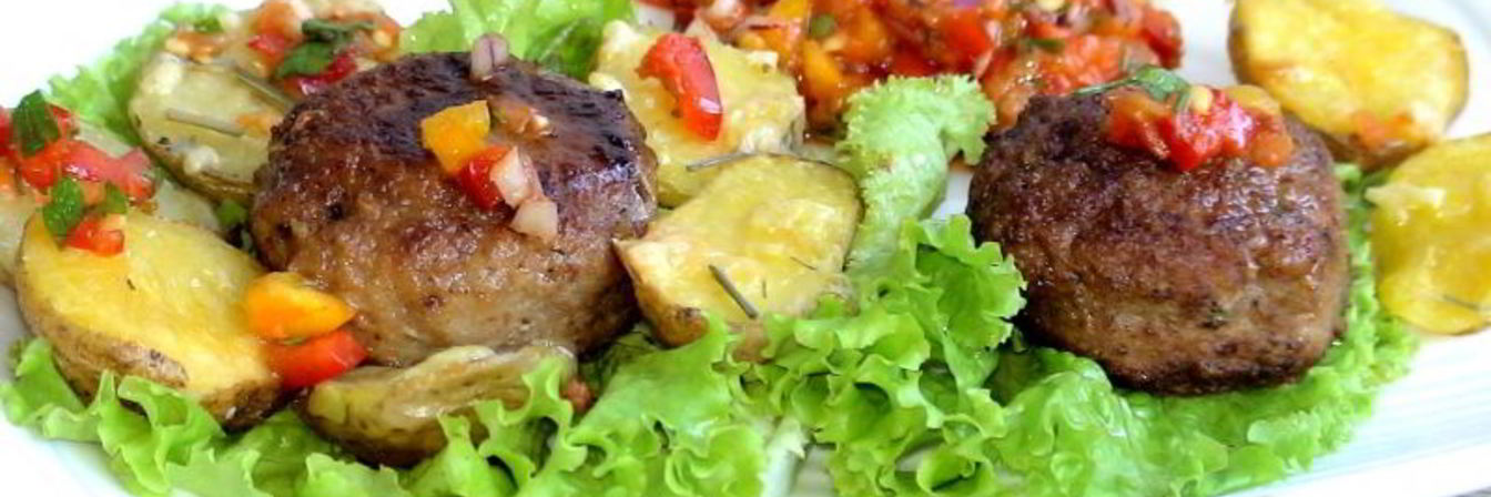 Фрикадельки Джинга с сальсой из запеченных перцев с гарниром из молодого картофеля