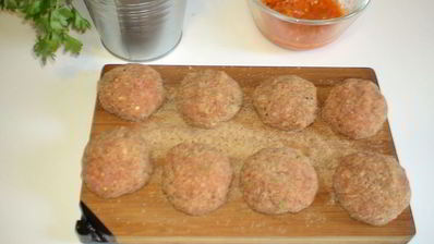 фрикадельки джинга с сальсой из запеченных перцев с гарниром из молодого картофеля