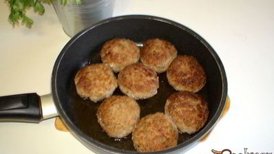 фрикадельки джинга с сальсой из запеченных перцев с гарниром из молодого картофеля