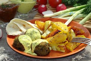 Фрикадельки из баклажана и белой фасоли