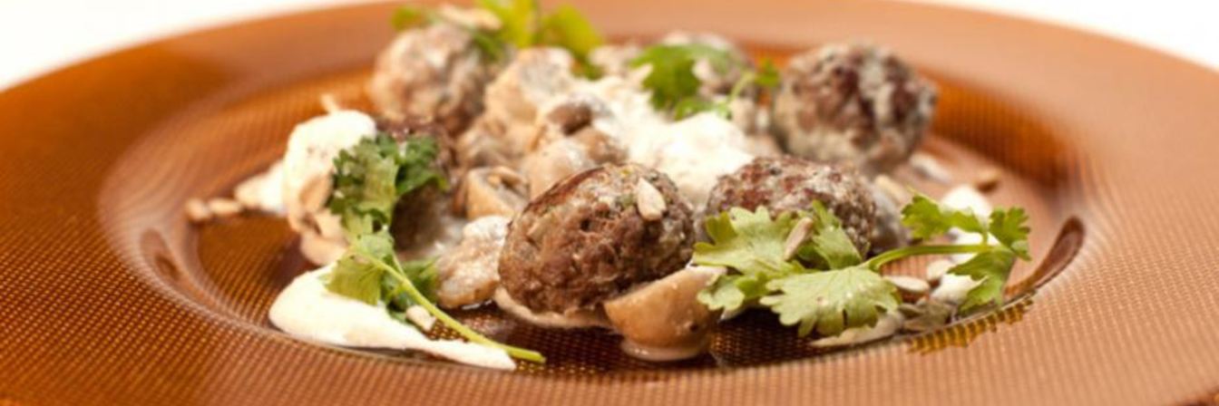 Фрикадельки из баранины с шампиньонами в йогурте