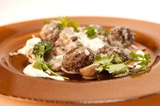 Фрикадельки из баранины с шампиньонами в йогурте