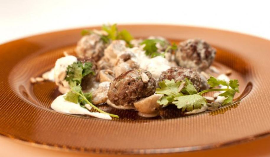 Рецепт фрикаделек из баранины с шампиньонами в йогурте