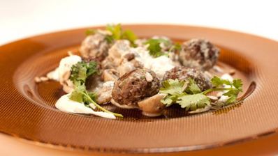 фрикадельки из баранины с шампиньонами в йогурте