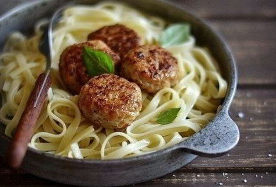 Фрикадельки из куриного фарша с яблоком