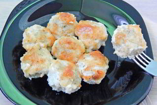 Фрикадельки из минтая в сырно-майонезном соусе