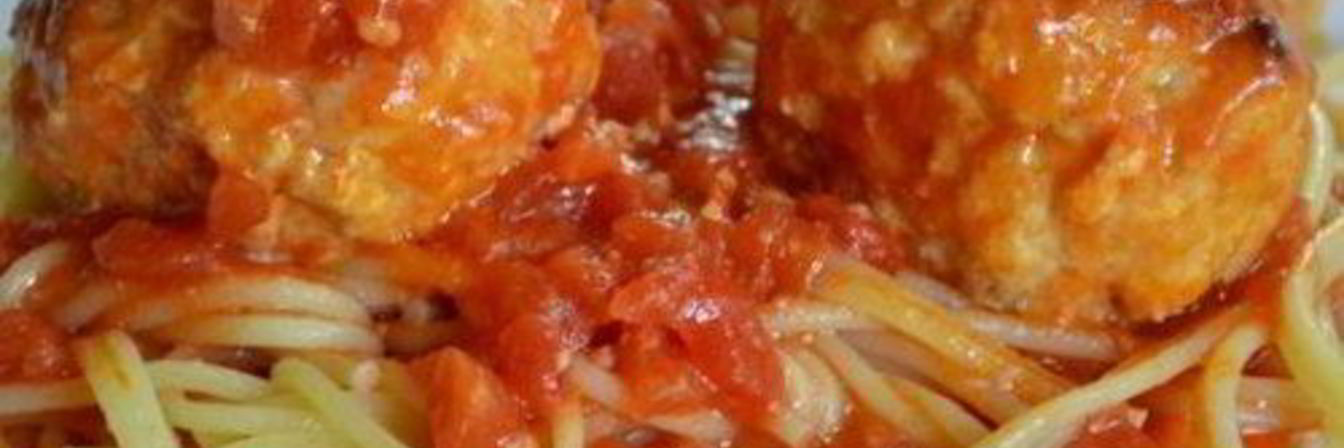 Фрикадельки куриные в ароматном томатном соусе