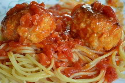 Фрикадельки куриные в ароматном томатном соусе