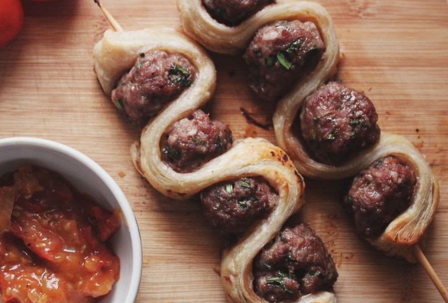 Фрикадельки на шпажке с томатным соусом