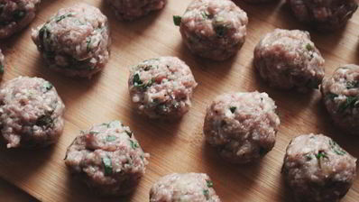 фрикадельки на шпажке с томатным соусом