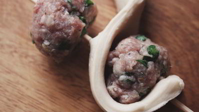 фрикадельки на шпажке с томатным соусом