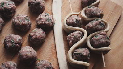 фрикадельки на шпажке с томатным соусом