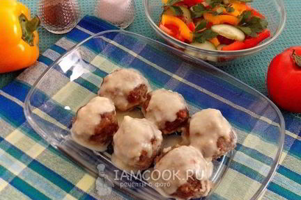 Фрикадельки под сливочным соусом