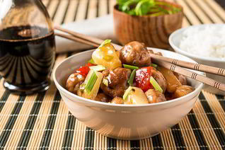 Фрикадельки с ананасами в кисло-сладком соусе