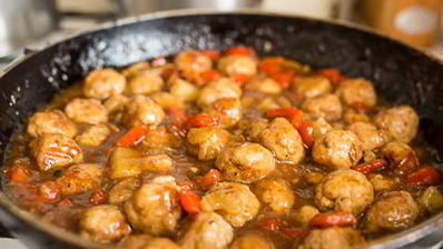 фрикадельки с ананасами в кисло-сладком соусе