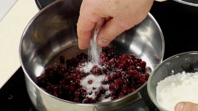 фрикадельки с брусничным соусом