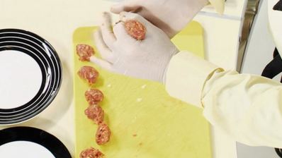 фрикадельки с брусничным соусом