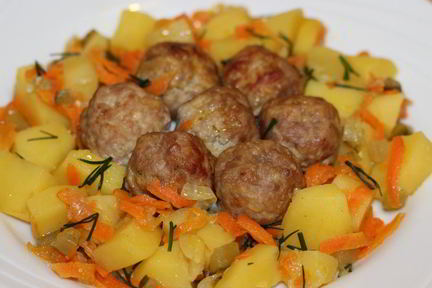 Фрикадельки с картофелем в горшочках