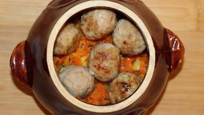 фрикадельки с картофелем в горшочках