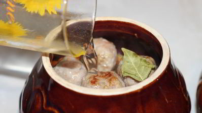 фрикадельки с картофелем в горшочках