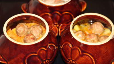 фрикадельки с картофелем в горшочках