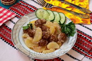 Фрикадельки с картошкой в духовке