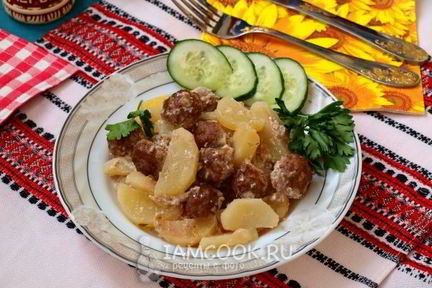 Фрикадельки с картошкой в духовке