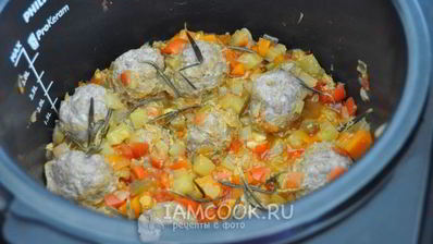 фрикадельки с овощами и розмарином