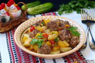 Фрикадельки с овощным соусом