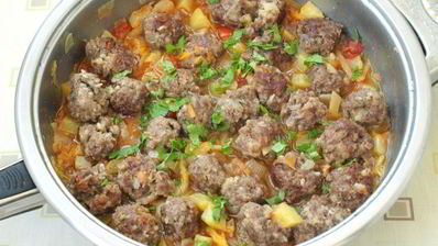 фрикадельки с овощным соусом