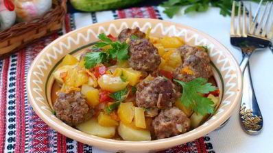 фрикадельки с овощным соусом