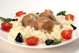 Фрикадельки с рисом и школьной подливой