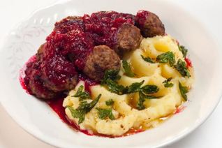 Фрикадельки в брусничном соусе